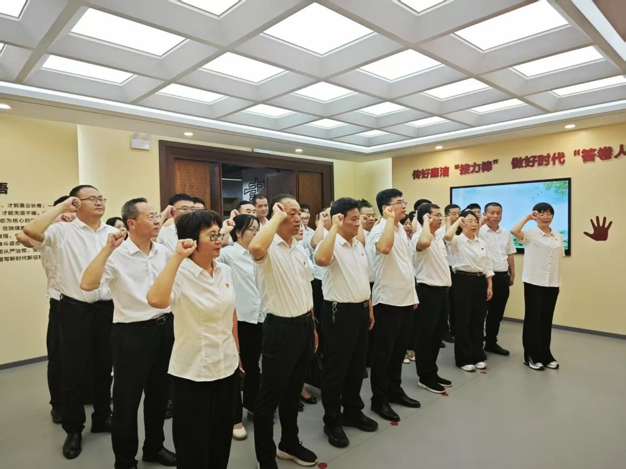 高溫熔爐煉精鋼 警示教育鑄廉心—龍鋼集團(tuán)2025年警示教育活動側(cè)記 高溫熔爐煉精鋼 警示教育鑄廉心—龍鋼集團(tuán)2025年警示教育活動側(cè)記