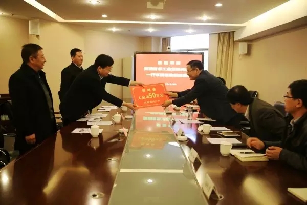 省總工會(huì)副主席王宏兵一行來陜鋼集團(tuán)送溫暖  慰問了寶軋公司困難職工