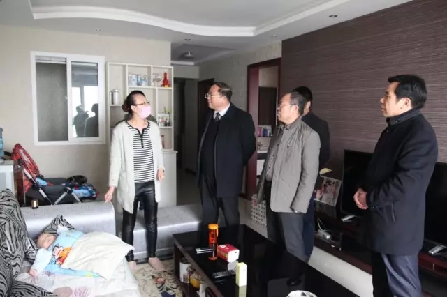 龍鋼集團為杜彬家庭捐款并看望慰問