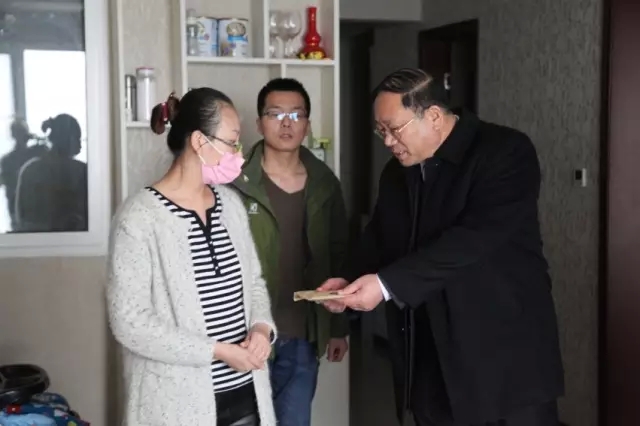 龍鋼集團為杜彬家庭捐款并看望慰問