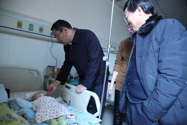 李永剛一行看望慰問(wèn)住院職工家屬