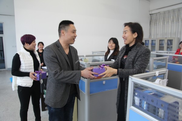 龍鋼集團(tuán)各單位開展慶“三八”活動