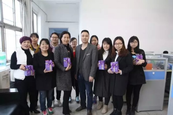 龍鋼集團(tuán)各單位開展慶“三八”活動