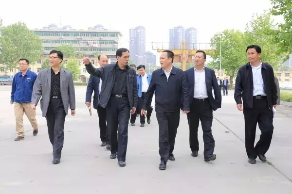 蓮湖區(qū)區(qū)長(zhǎng)到西鋼、紅光物流公司視察工作
