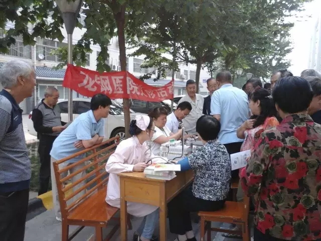 義診服務(wù)進(jìn)小區(qū) 物業(yè)服務(wù)暖人心 義診服務(wù)進(jìn)小區(qū) 物業(yè)服務(wù)暖人心