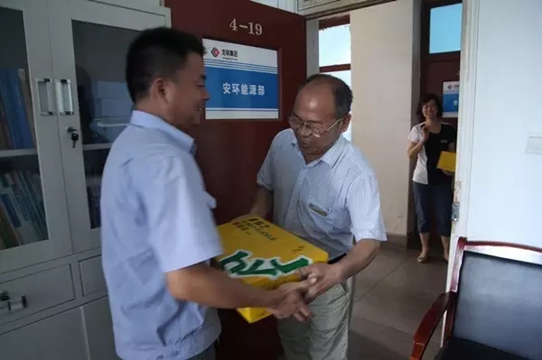 龍鋼集團公司領(lǐng)導為廣大職工“送清涼” 龍鋼集團公司領(lǐng)導為廣大職工“送清涼”