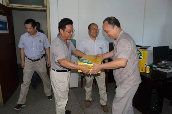 龍鋼集團公司領(lǐng)導為廣大職工“送清涼” 龍鋼集團公司領(lǐng)導為廣大職工“送清涼”