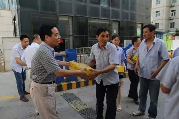 龍鋼集團公司領(lǐng)導為廣大職工“送清涼” 龍鋼集團公司領(lǐng)導為廣大職工“送清涼”