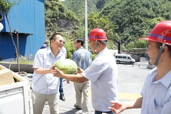 龍鋼集團公司領(lǐng)導為廣大職工“送清涼” 龍鋼集團公司領(lǐng)導為廣大職工“送清涼”