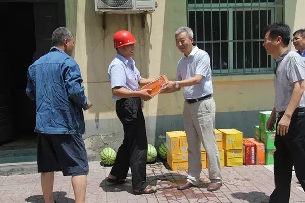 龍鋼集團公司領(lǐng)導為廣大職工“送清涼” 龍鋼集團公司領(lǐng)導為廣大職工“送清涼”