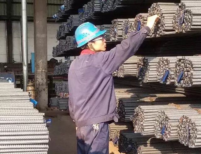 穿行在鋼材垛中的“小人物” 穿行在鋼材垛中的“小人物”