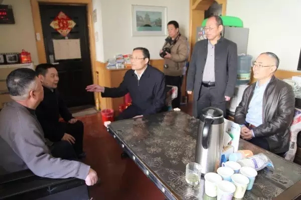 陜煤化集團(tuán)王海帆書記到龍鋼集團(tuán)禹華園小區(qū)送溫暖