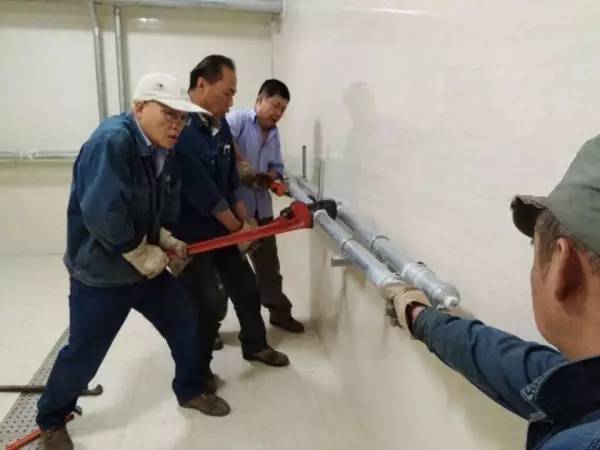 技術(shù)保障　用心服務(wù)　以汗水潤(rùn)澤心靈