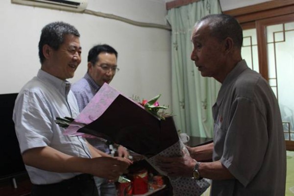 胡保存到西鋼公司、紅光物流公司慰問看望困難老黨員