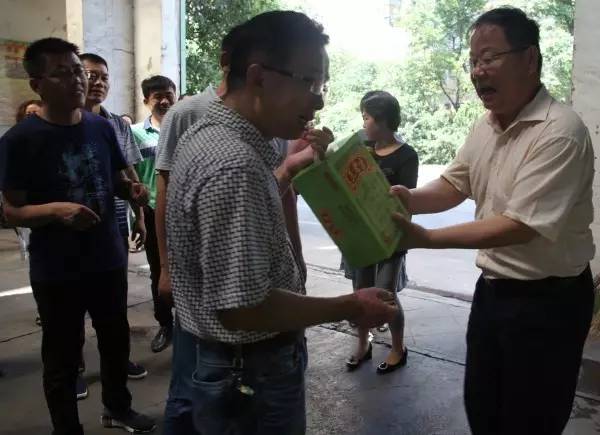 董銀師、史明奇、陳輝一行到基層單位慰問送清涼