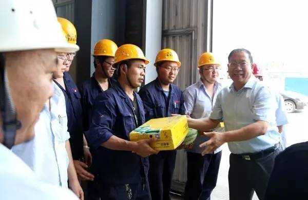 董銀師、劉光明、陳輝赴基層單位慰問(wèn)送清涼