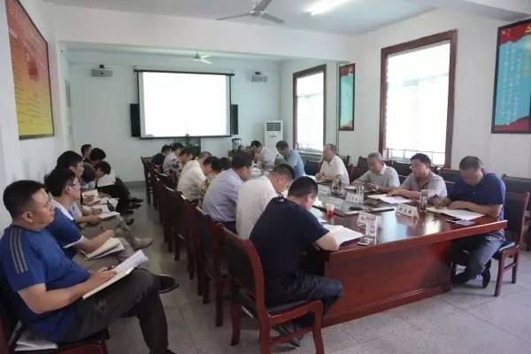 龍鋼集團公司進行2017年第十六次黨委理論中心組集體學(xué)習(xí)