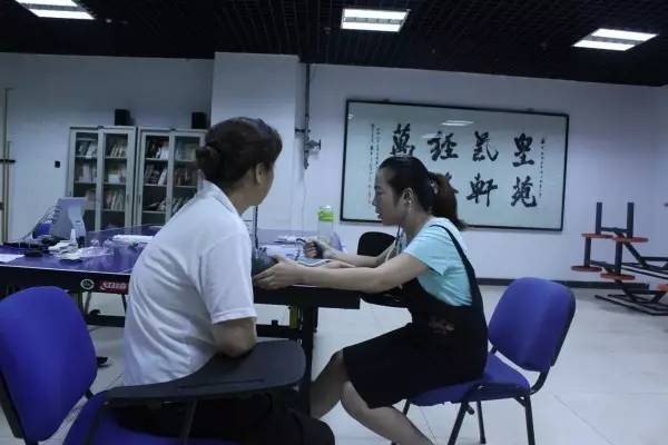 中醫(yī)志愿者到禹龍國際酒店開展義診服務(wù)活動