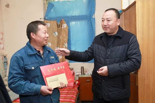 陜鋼集團總經(jīng)理助理杜東興一行慰問西鋼困難職工 陜鋼集團總經(jīng)理助理杜東興一行慰問西鋼困難職工