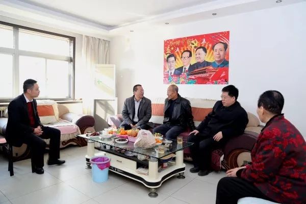 唐鑫一行看望集團公司離退休老干部及遺屬 唐鑫一行看望集團公司離退休老干部及遺屬