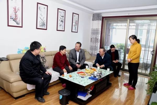 唐鑫一行看望集團公司離退休老干部及遺屬 唐鑫一行看望集團公司離退休老干部及遺屬
