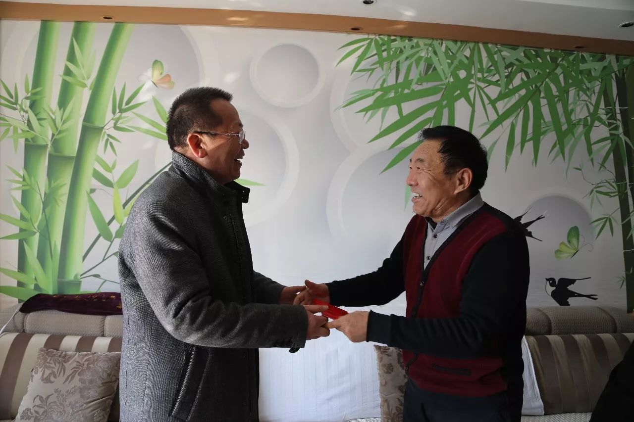 唐鑫一行看望集團公司離退休老干部及遺屬 唐鑫一行看望集團公司離退休老干部及遺屬