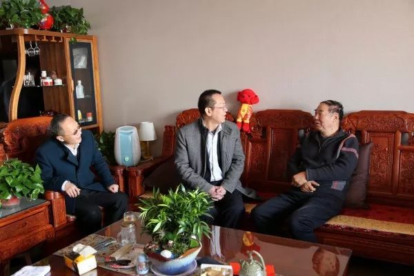 唐鑫一行看望集團公司離退休老干部及遺屬 唐鑫一行看望集團公司離退休老干部及遺屬