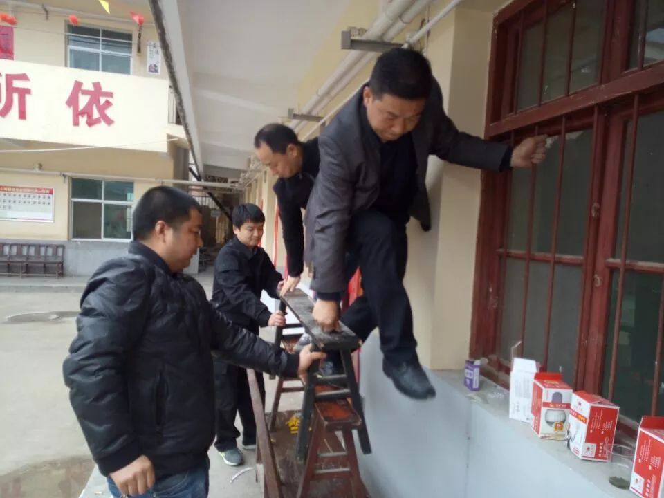 愛(ài)心在行動(dòng) 爭(zhēng)做“活雷鋒”---大西溝礦業(yè)公司3.5雷鋒活動(dòng)日側(cè)記 愛(ài)心在行動(dòng) 爭(zhēng)做“活雷鋒”---大西溝礦業(yè)公司3.5雷鋒活動(dòng)日側(cè)記