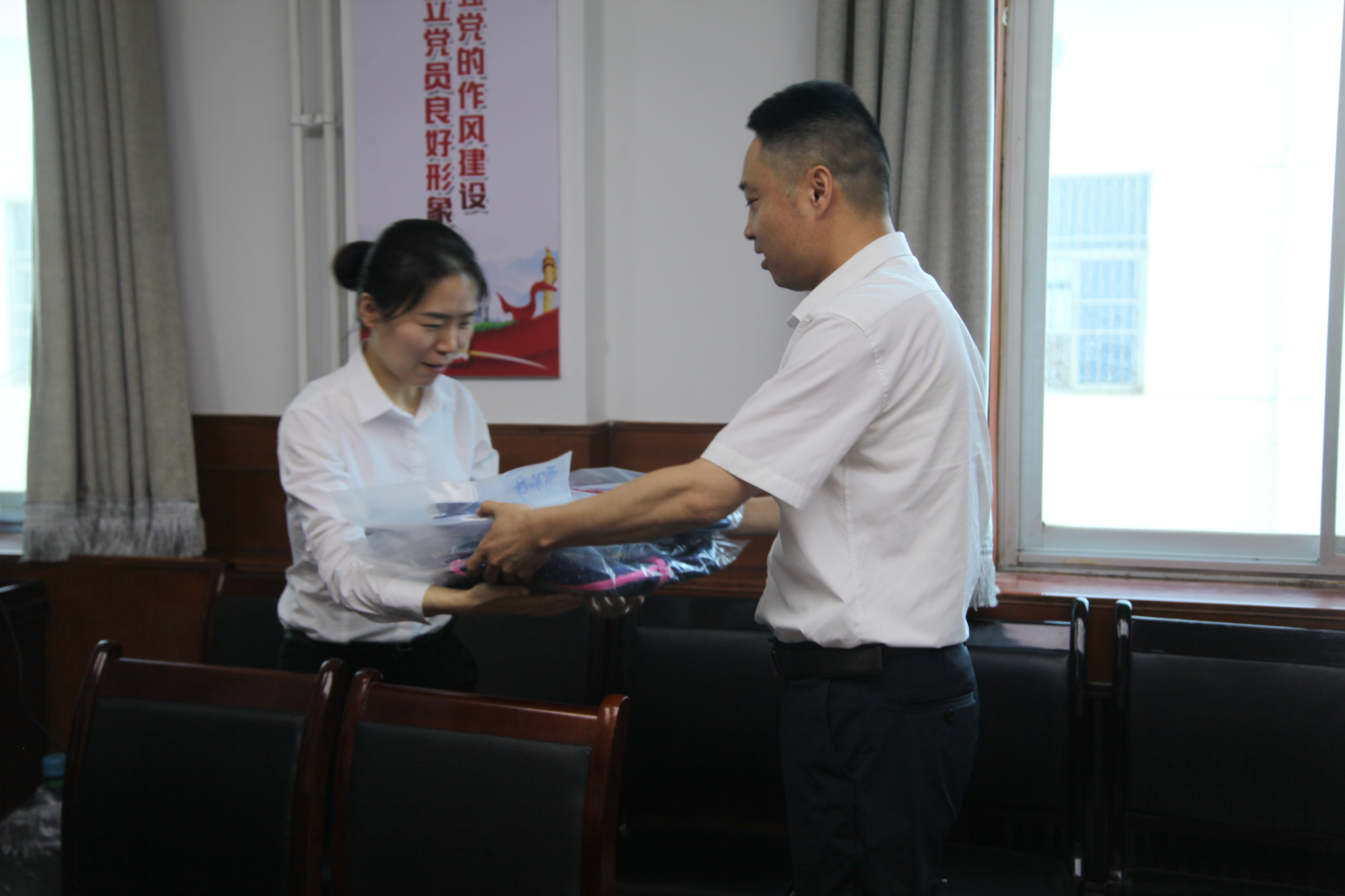 “關(guān)注成長(zhǎng) 筑夢(mèng)六一”——龍鋼集團(tuán)女職委開展“六一兒童節(jié)”關(guān)愛活動(dòng)