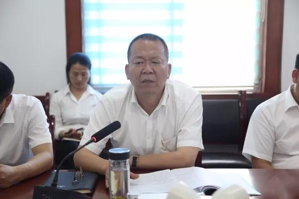 龍鋼集團黨委繼續(xù)開展“不忘初心、牢記使命”主題教育中心組學習暨讀書班研討