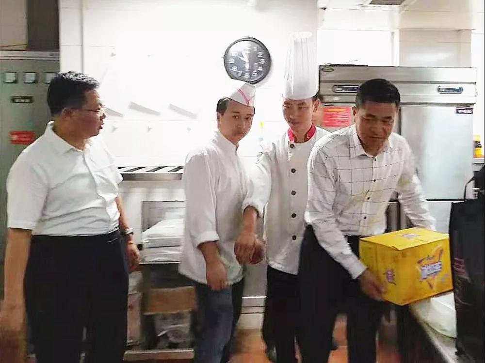 酒店板塊開展“不忘初心、牢記使命”主題教育專題調(diào)研、二季度績(jī)效考核檢查及送清涼活動(dòng)