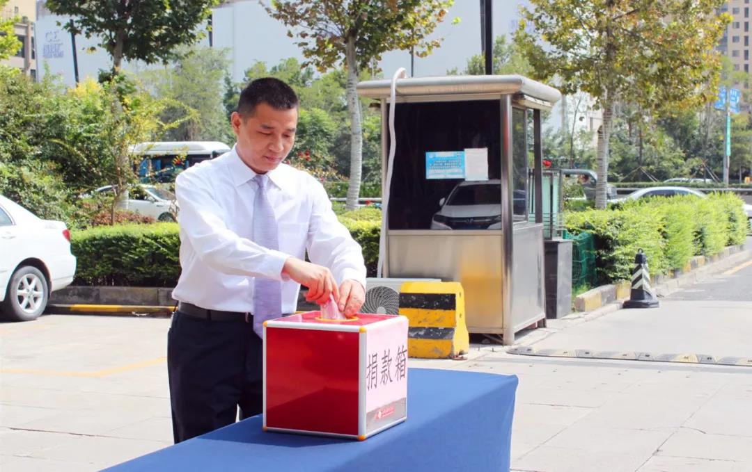 “獻(xiàn)綿薄之力 涌溫暖之泉”——禹龍國(guó)際酒店公司組織愛心捐款活動(dòng) “獻(xiàn)綿薄之力 涌溫暖之泉”——禹龍國(guó)際酒店公司組織愛心捐款活動(dòng)