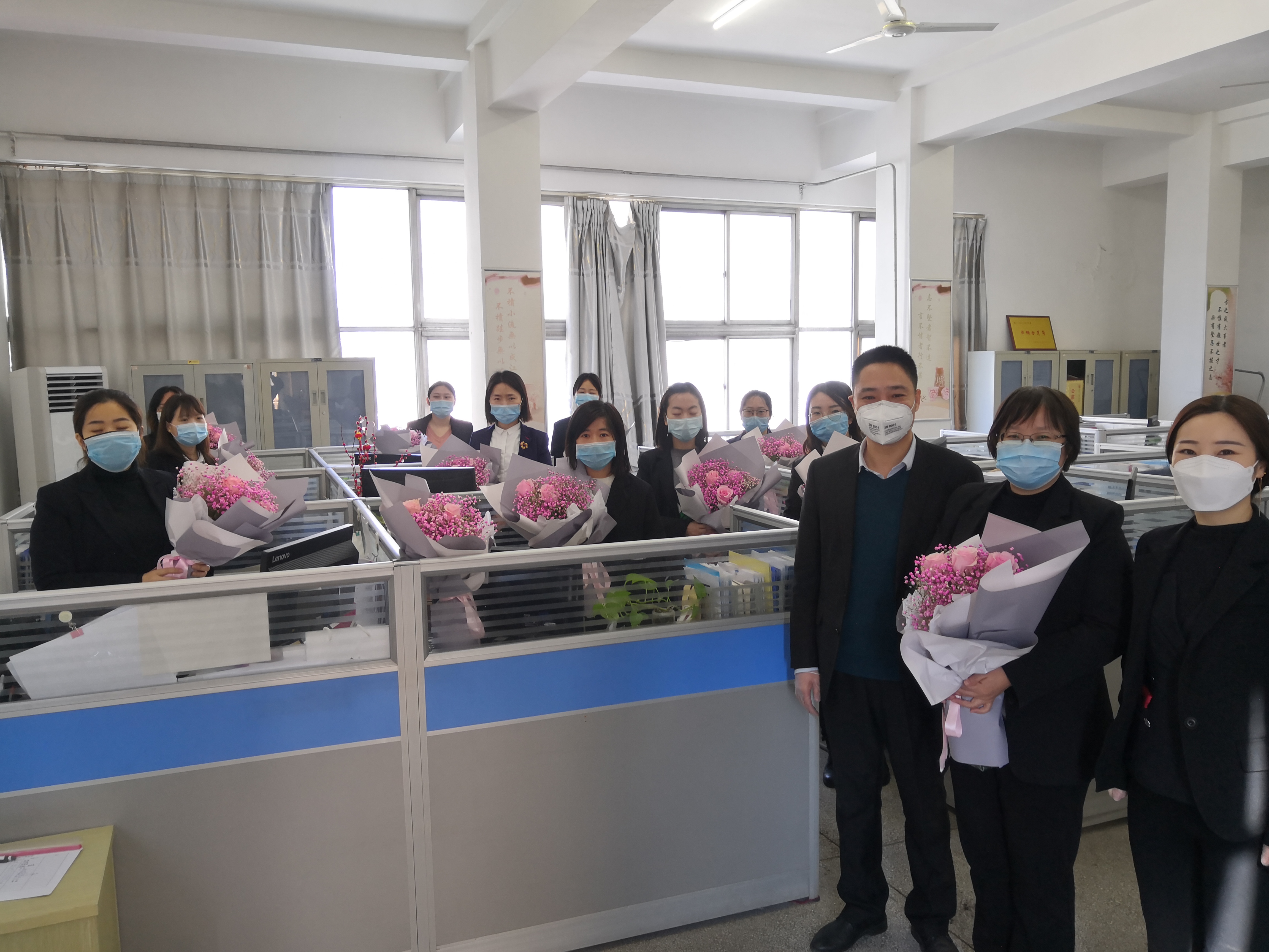 龍鋼集團公司機關(guān)工會開展“三八”婦女節(jié)送鮮花活動 龍鋼集團公司機關(guān)工會開展“三八”婦女節(jié)送鮮花活動