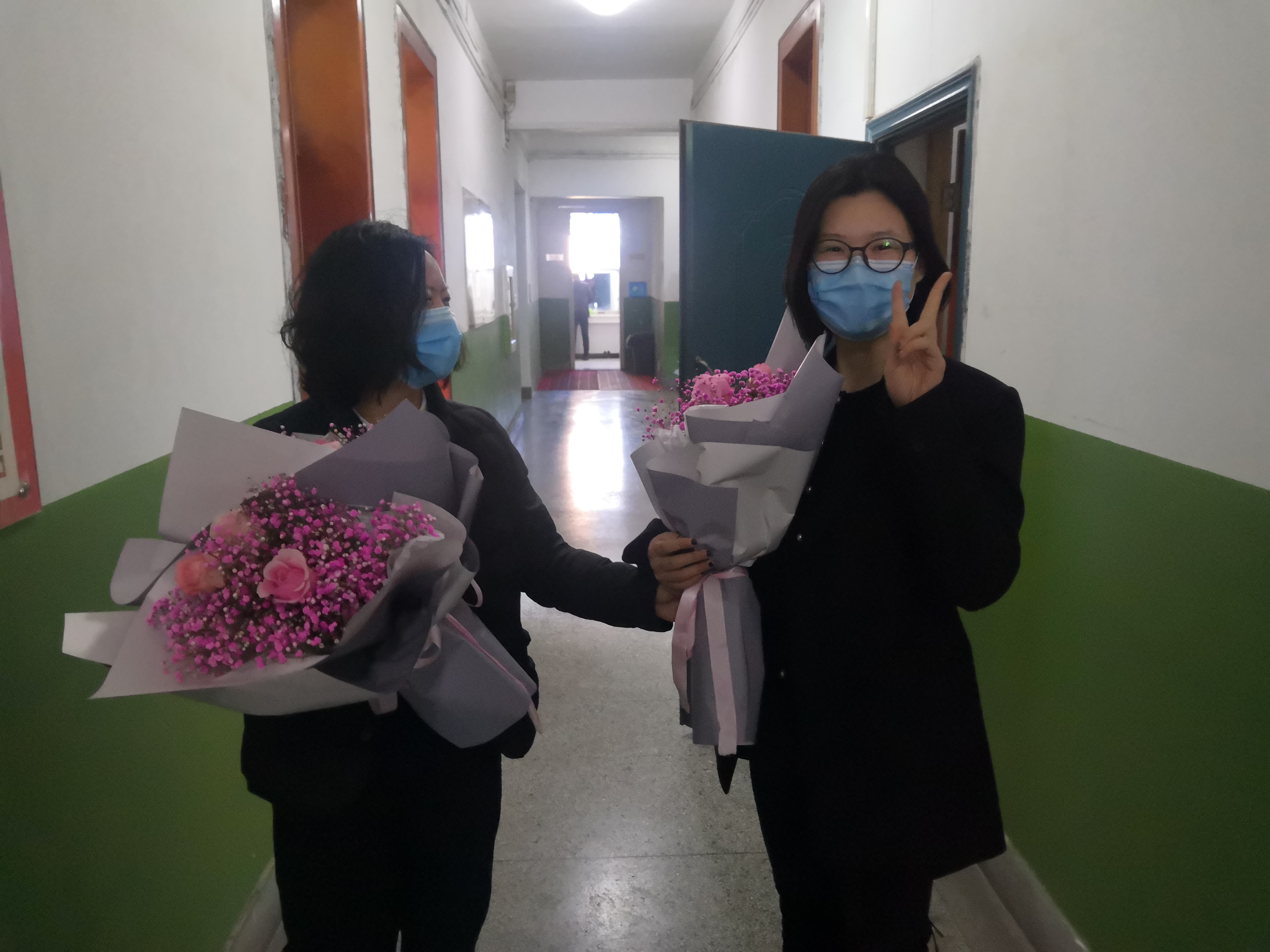 龍鋼集團公司機關(guān)工會開展“三八”婦女節(jié)送鮮花活動 龍鋼集團公司機關(guān)工會開展“三八”婦女節(jié)送鮮花活動