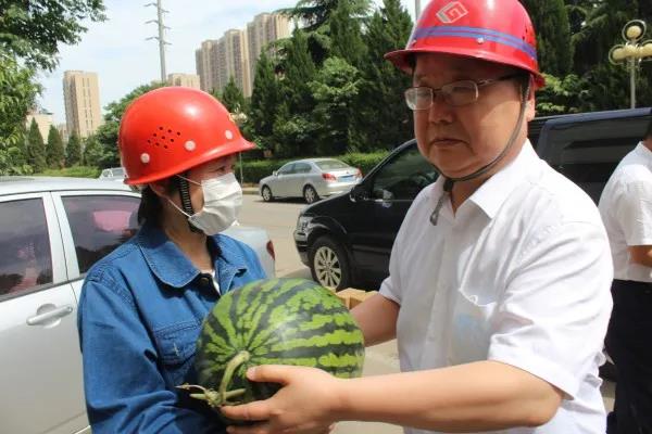 陳輝慰問西鋼紅光物流公司網(wǎng)籠加工車間員工