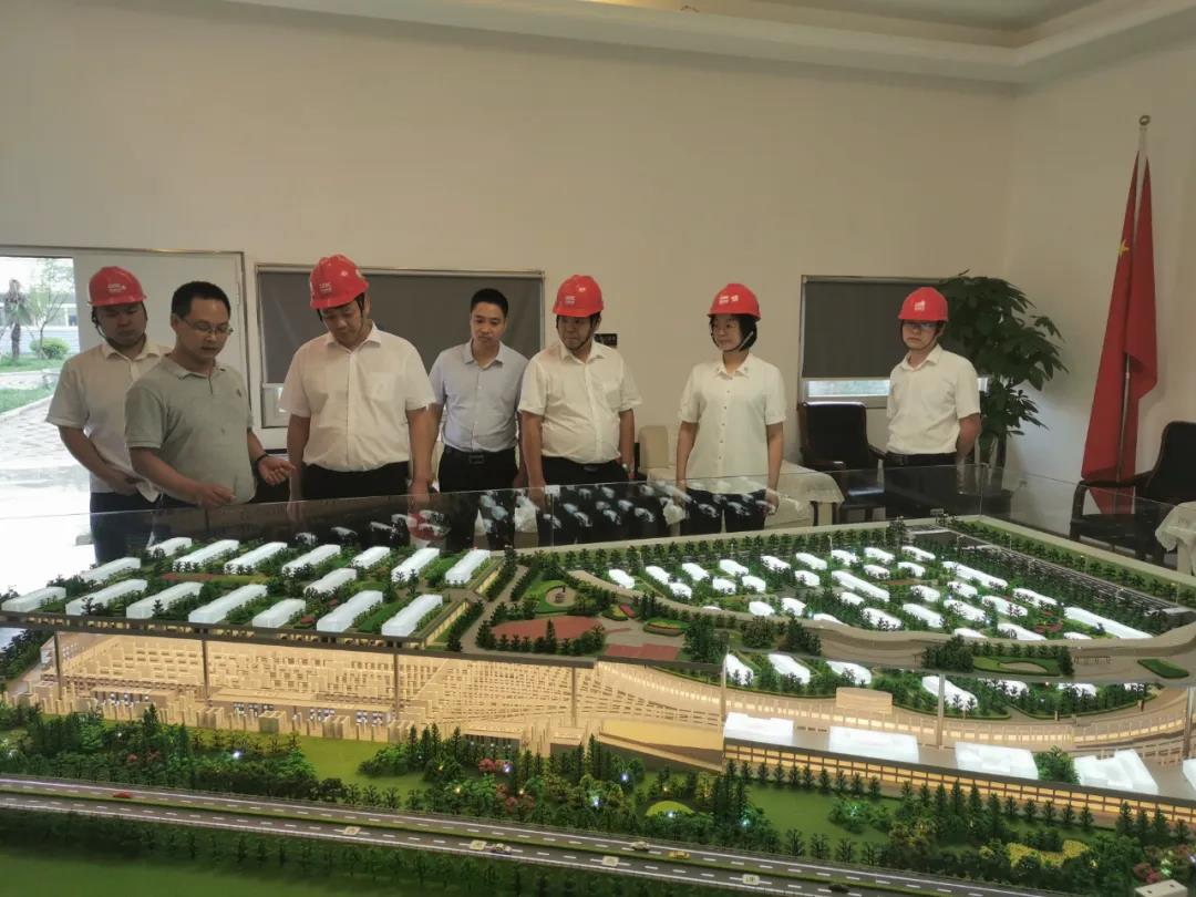 鄂陜攜手共促三秦建設(shè) 國家脊梁展現(xiàn)企業(yè)擔(dān)當(dāng)——龍鋼集團獲贈錦旗 鄂陜攜手共促三秦建設(shè) 國家脊梁展現(xiàn)企業(yè)擔(dān)當(dāng)——龍鋼集團獲贈錦旗